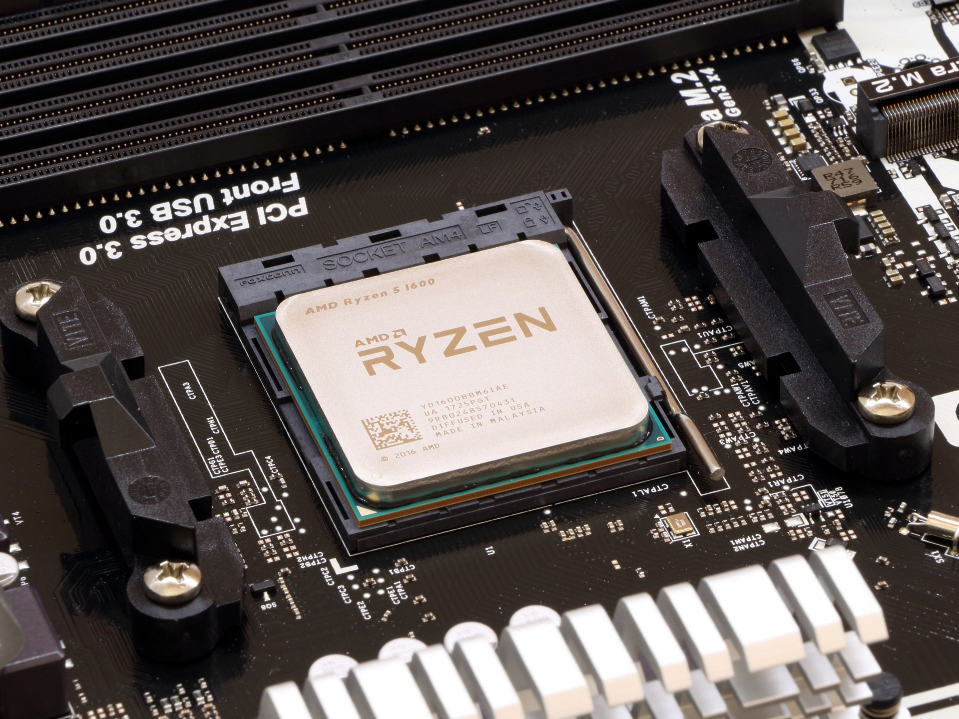 AMD Ryzen 5 1600, marked YD1600BBM6IAE, installed in an AM4 socket. Photographed in 2017; this is the AE specimen, not the later AF revision.