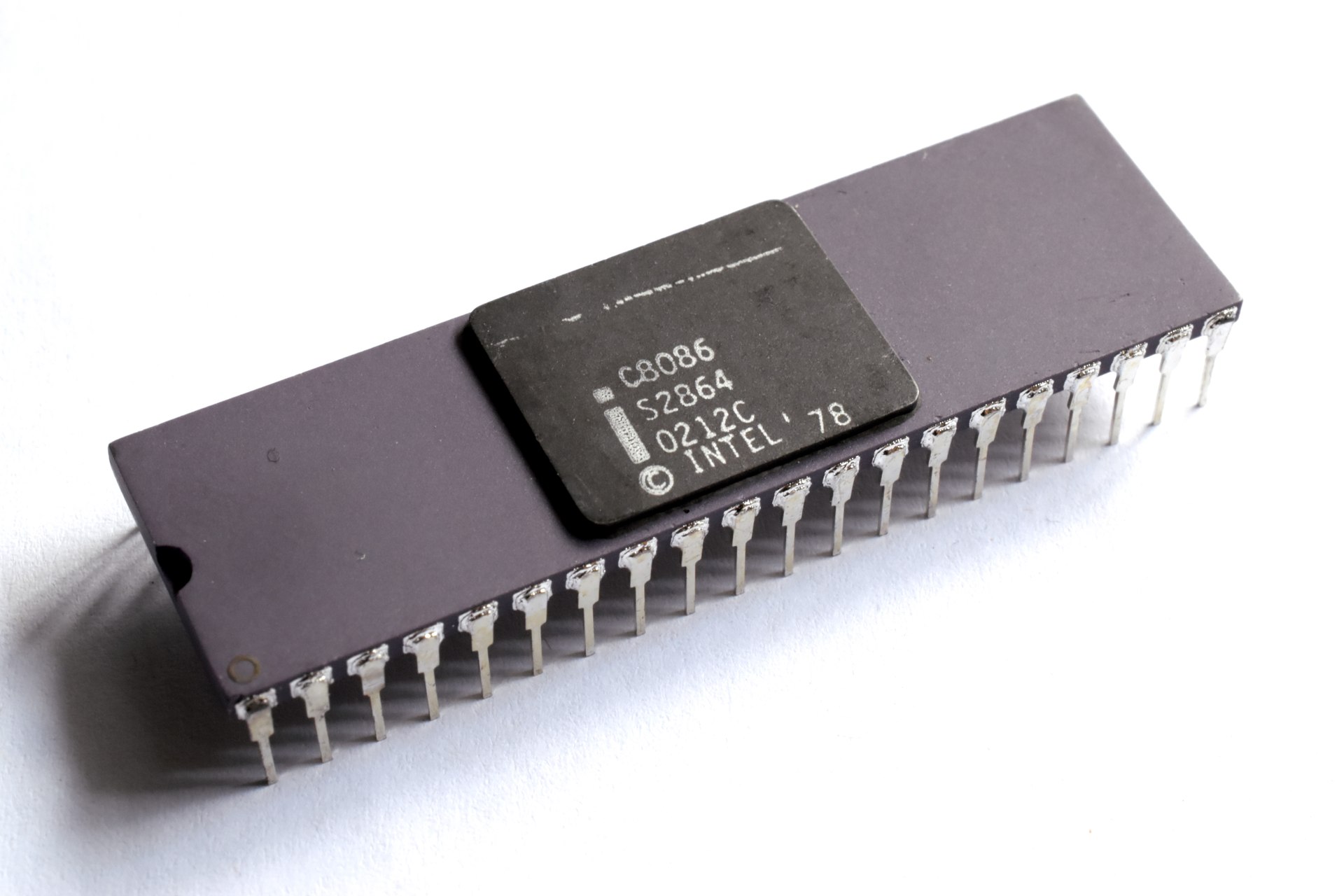 Intel C8086 ceramic DIP package, marked C8086 / S2864. Exterior view; the internal die is not visible.